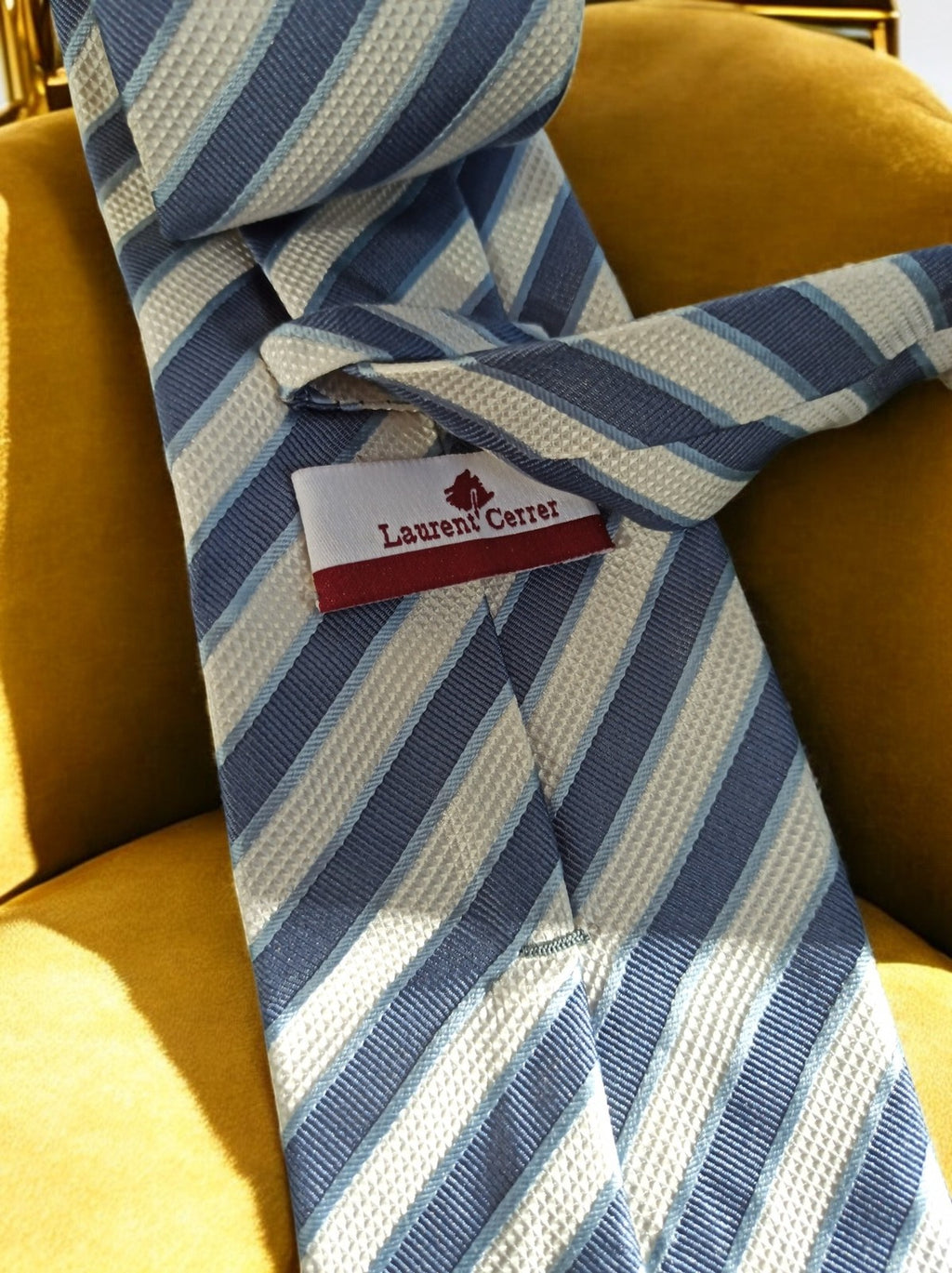 Cravate vintage Laurent Cerrer rayée bleu blanc, style classique chic rétro