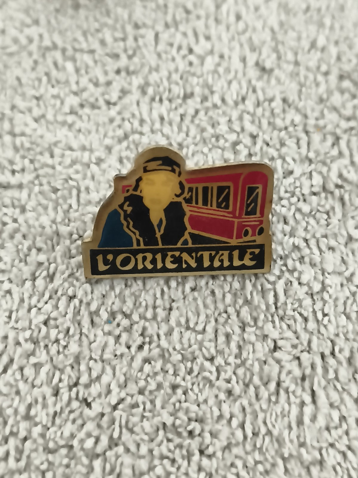 Pin's vintage L'Orientale train chef de gare émaillé ancien badge ferroviaire (R