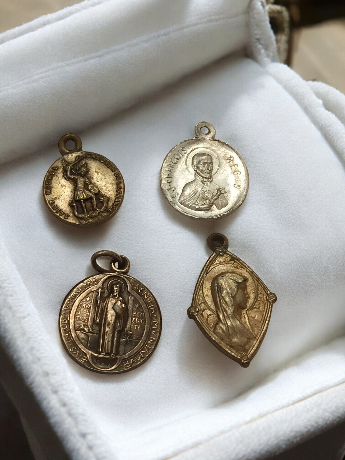 Lot 4 médailles pendentifs religieux anciens vintage catholiques dorés