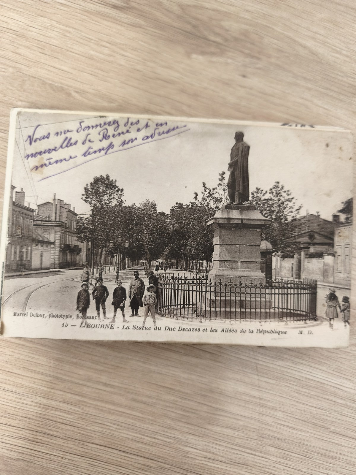 Ancienne carte postale Libourne statue Duc Decazes allées République vintage