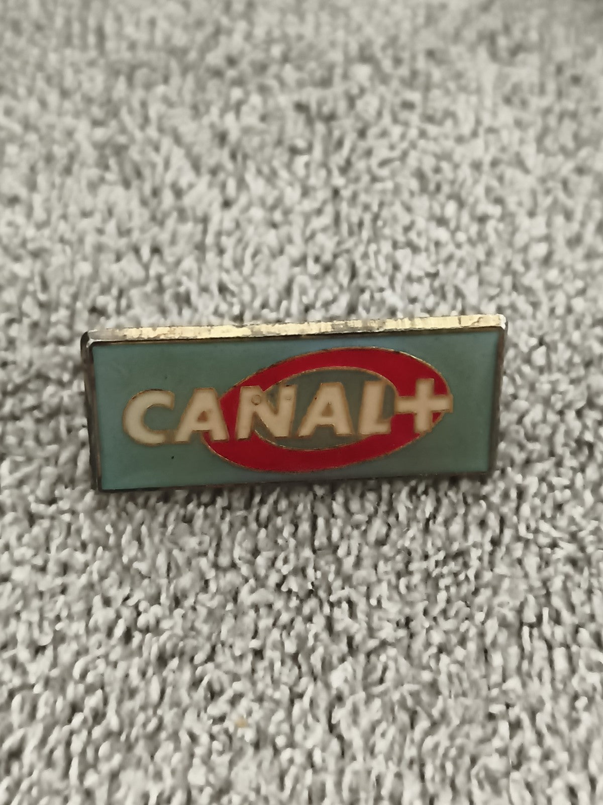 Pin's vintage Canal+ logo rectangle, badge ancien TV, années 90 (Ref 2)
