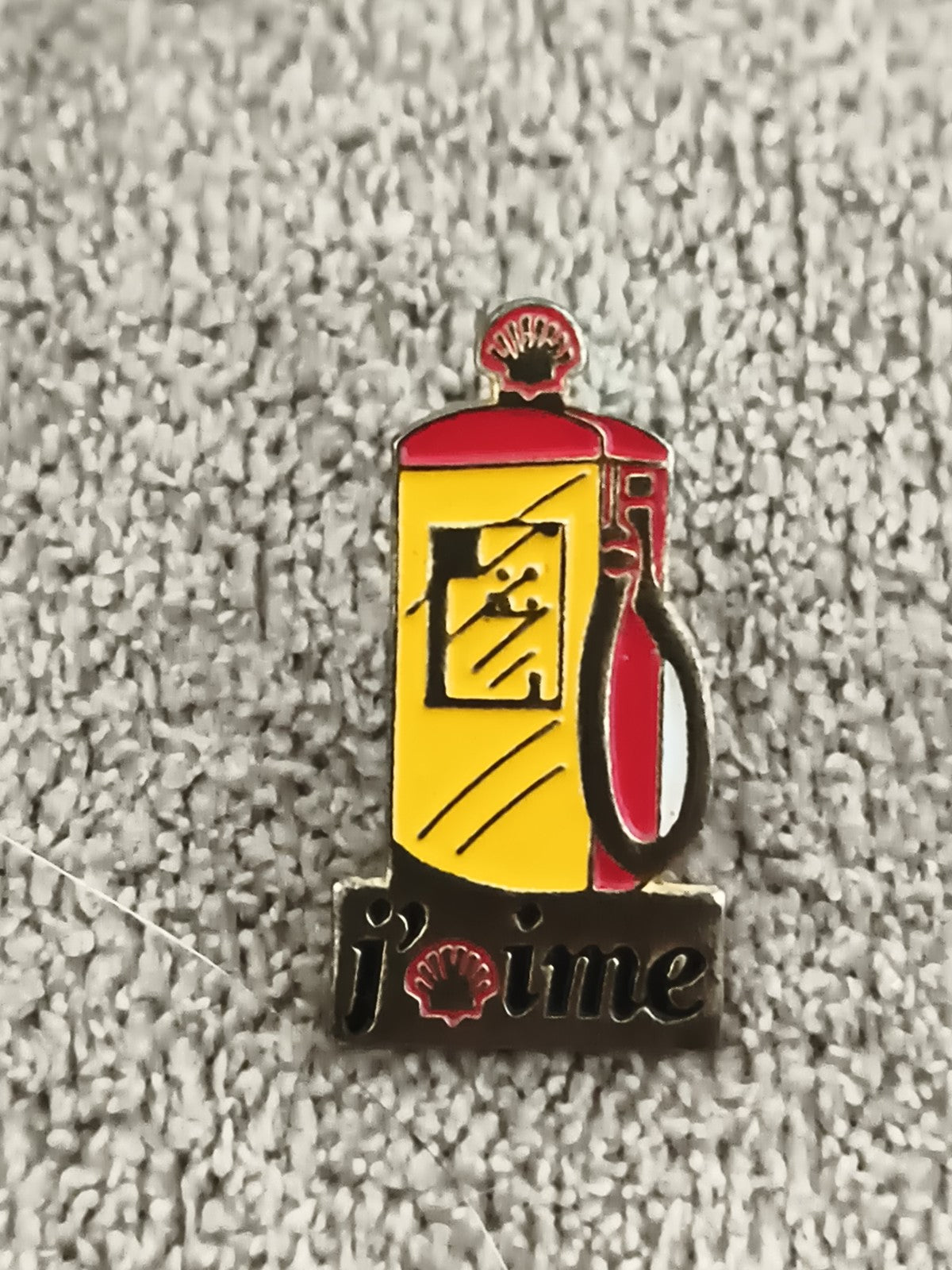 Pin's vintage Shell station essence j'aime, jaune rouge, logo ancien (Ref 1)