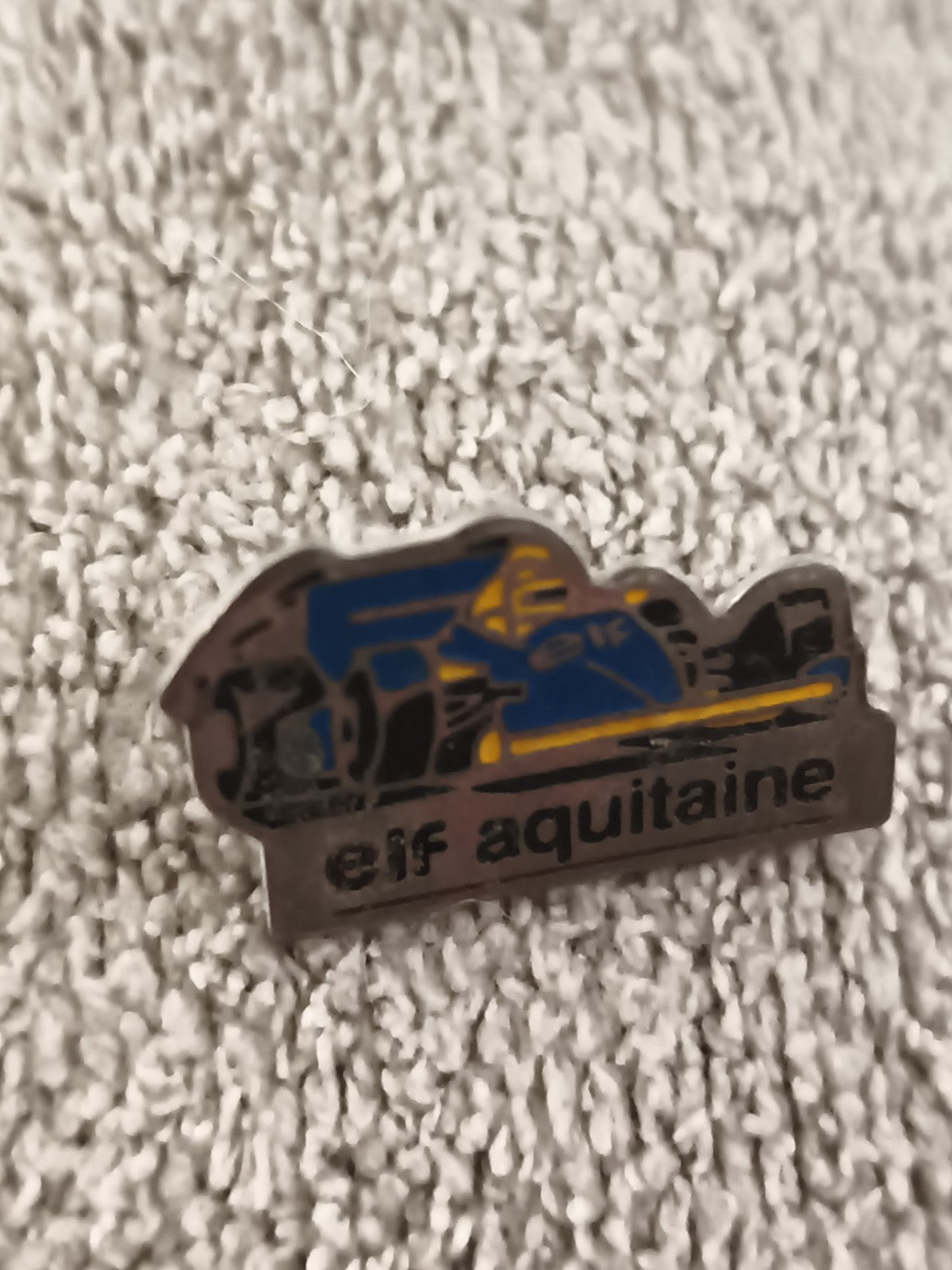 Pin's vintage Elf Aquitaine Formule 1 bleu jaune, badge auto sport ancien (Ref 4