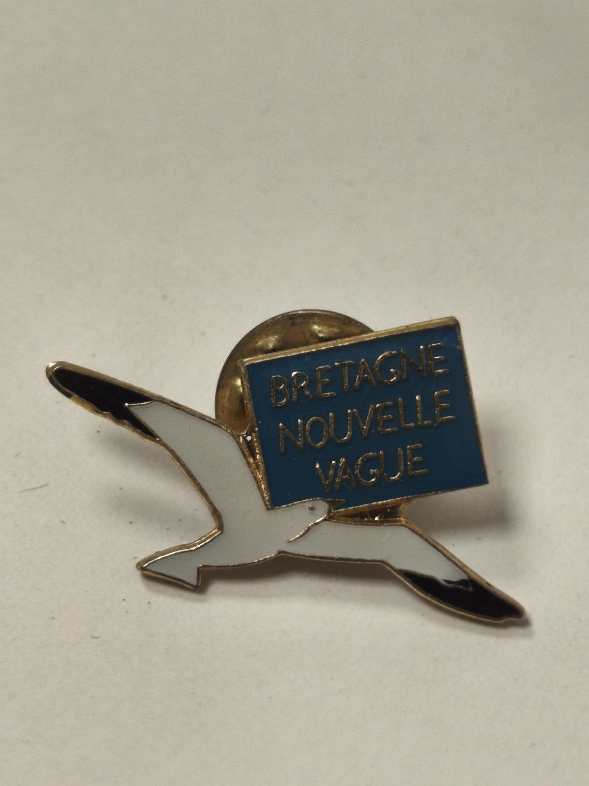 Pin's ancien rétro Bretagne Nouvelle Vague, badge vintage collection années 80