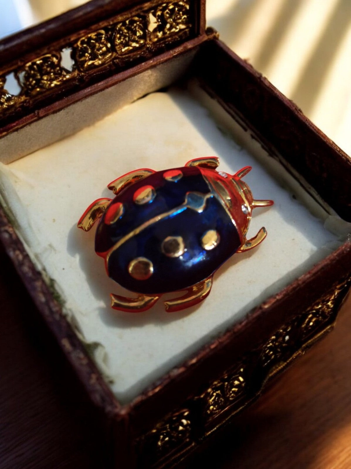 Broche coccinelle vintage dorée émaillée bleu rouge rétro – Bijou fantaisie méta