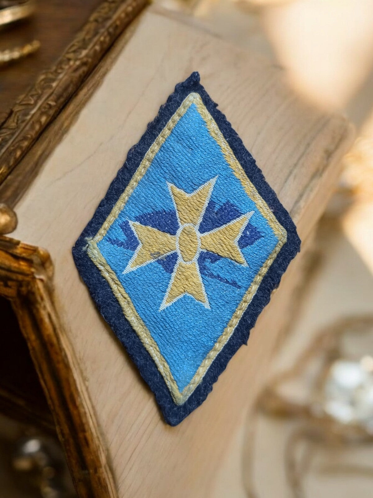 Écusson militaire vintage bleu or, insigne brodé ancien, motif étoile
