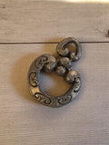 Pendentif vintage métal gravé années 50 motif rétro bijou ancien