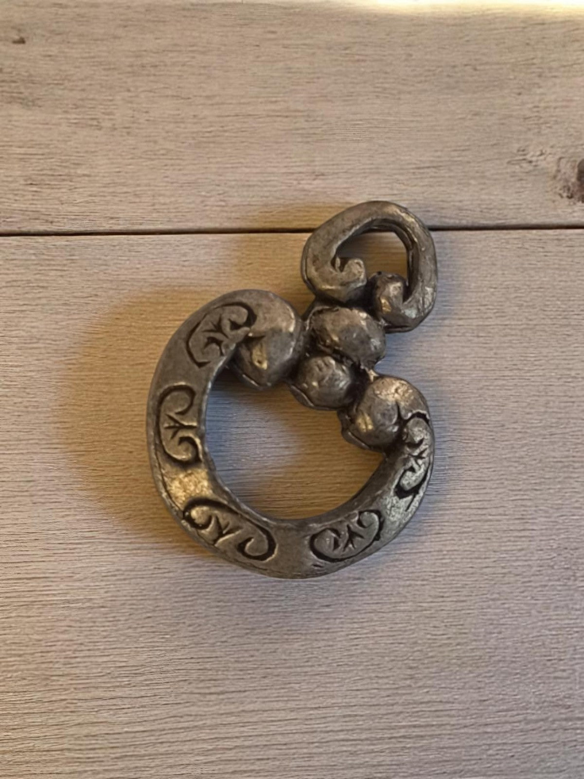Pendentif vintage métal gravé années 50 motif rétro bijou ancien