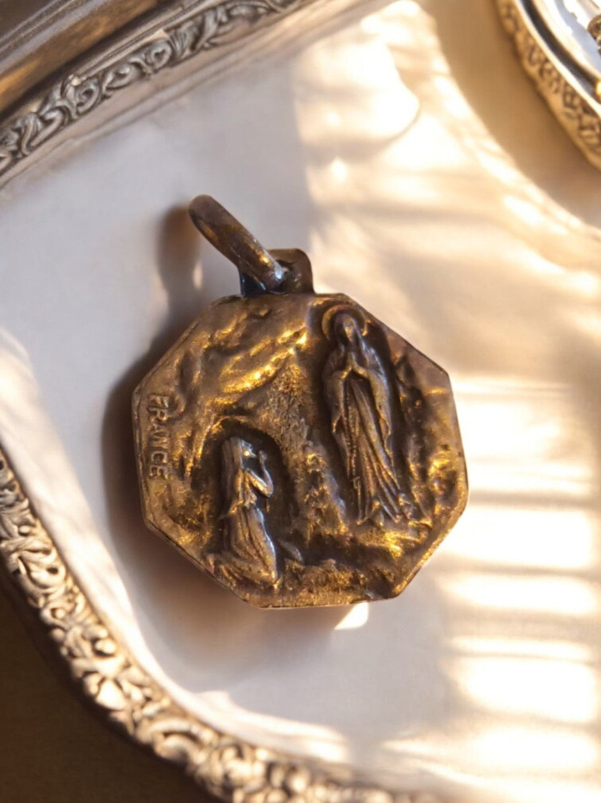 Médaille religieuse vintage catholique France métal, apparition Lourdes