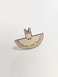 Pin's rétro ancien "Madame est servie" badge collection vintage série culte TV a