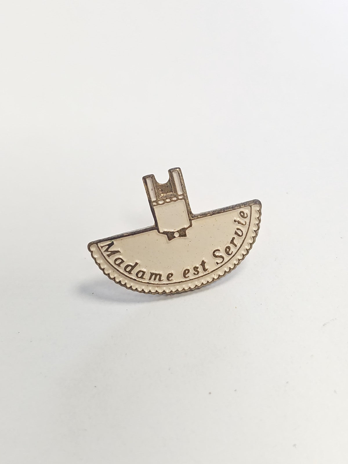 Pin's rétro ancien "Madame est servie" badge collection vintage série culte TV a