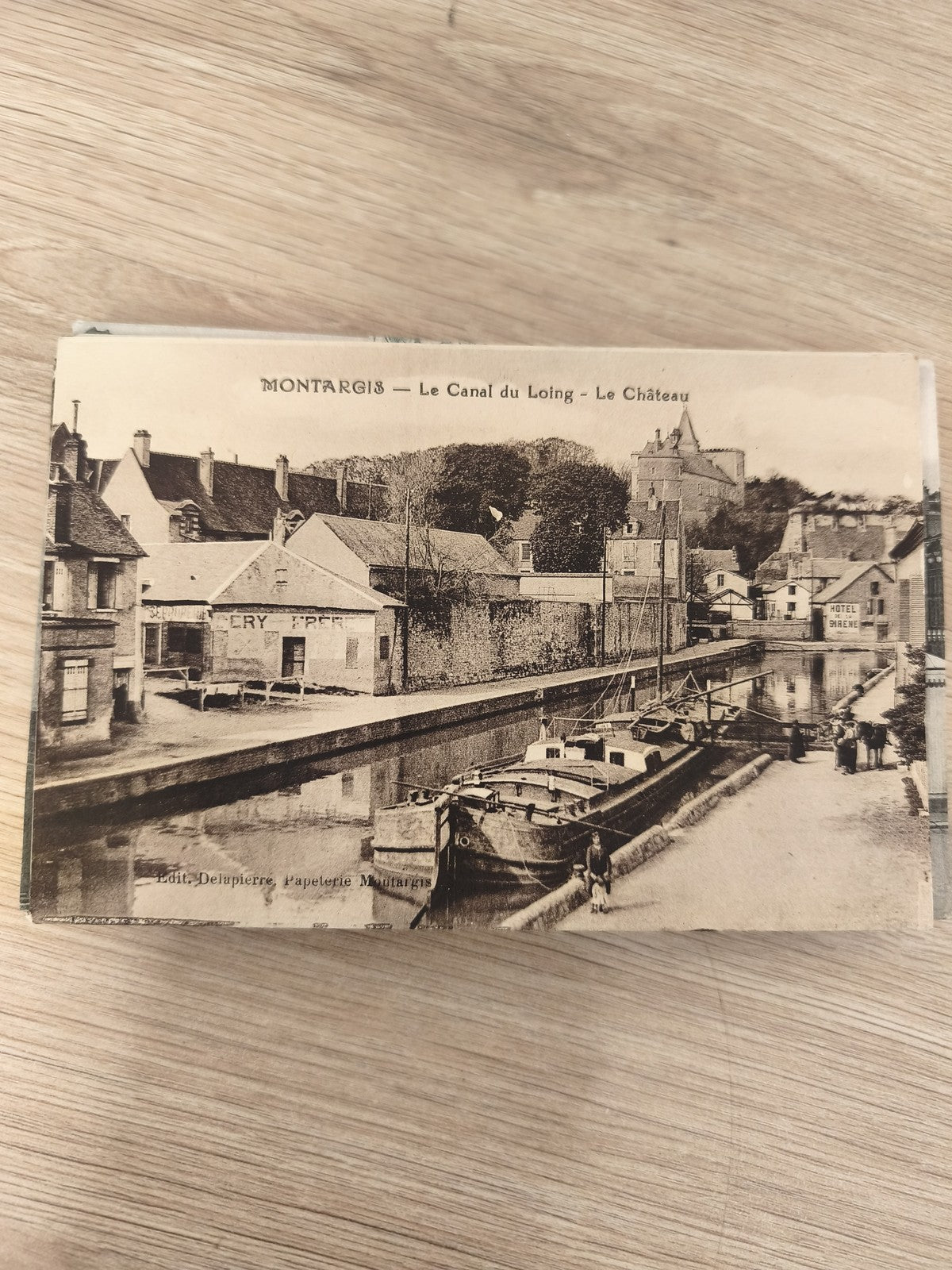Ancienne carte postale Montargis Canal du Loing Château barque vintage CPA