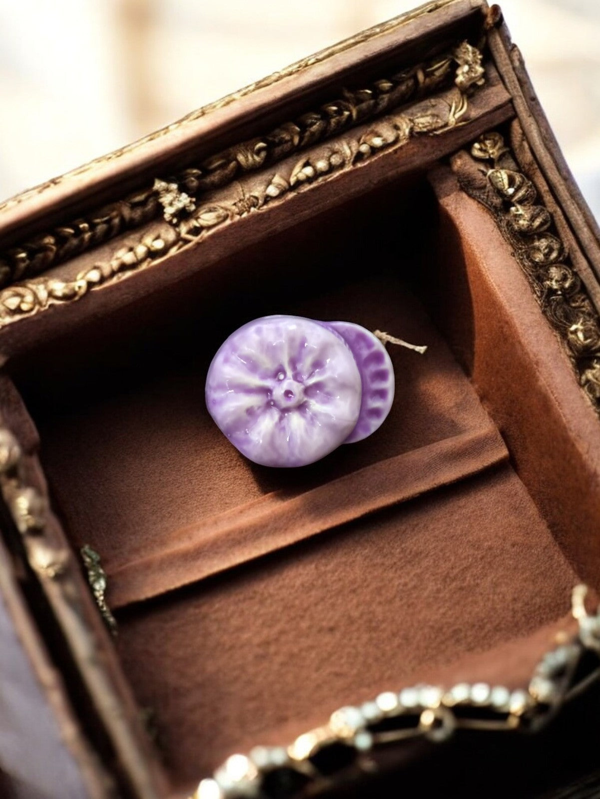 Broche vintage fleur violette fantaisie, finition laquée, bijou rétro