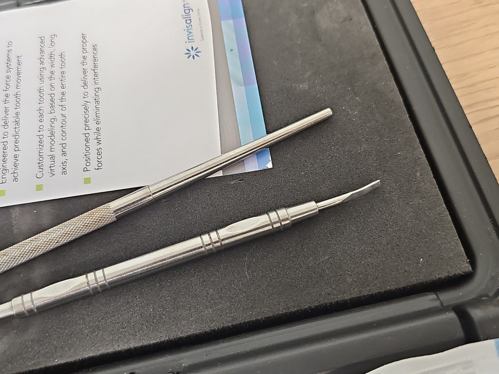 Kit orthodontique Invisalign avec gouttières, modèle dentaire et instruments