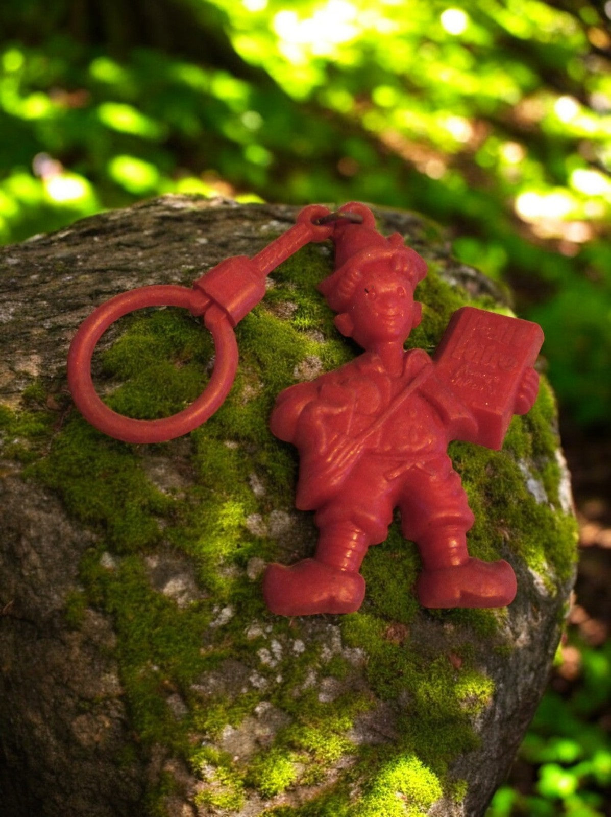 Porte-clés vintage figurine garçon rouge publicitaire métal style années 80