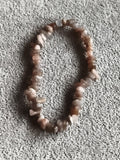 Bracelet élastique pierres naturelles tons beige marron, perles irrégulières