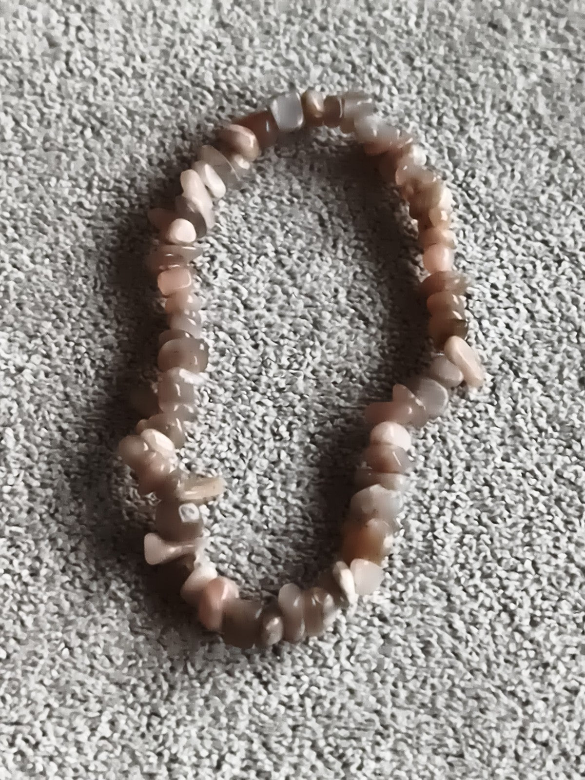 Bracelet élastique pierres naturelles tons beige marron, perles irrégulières