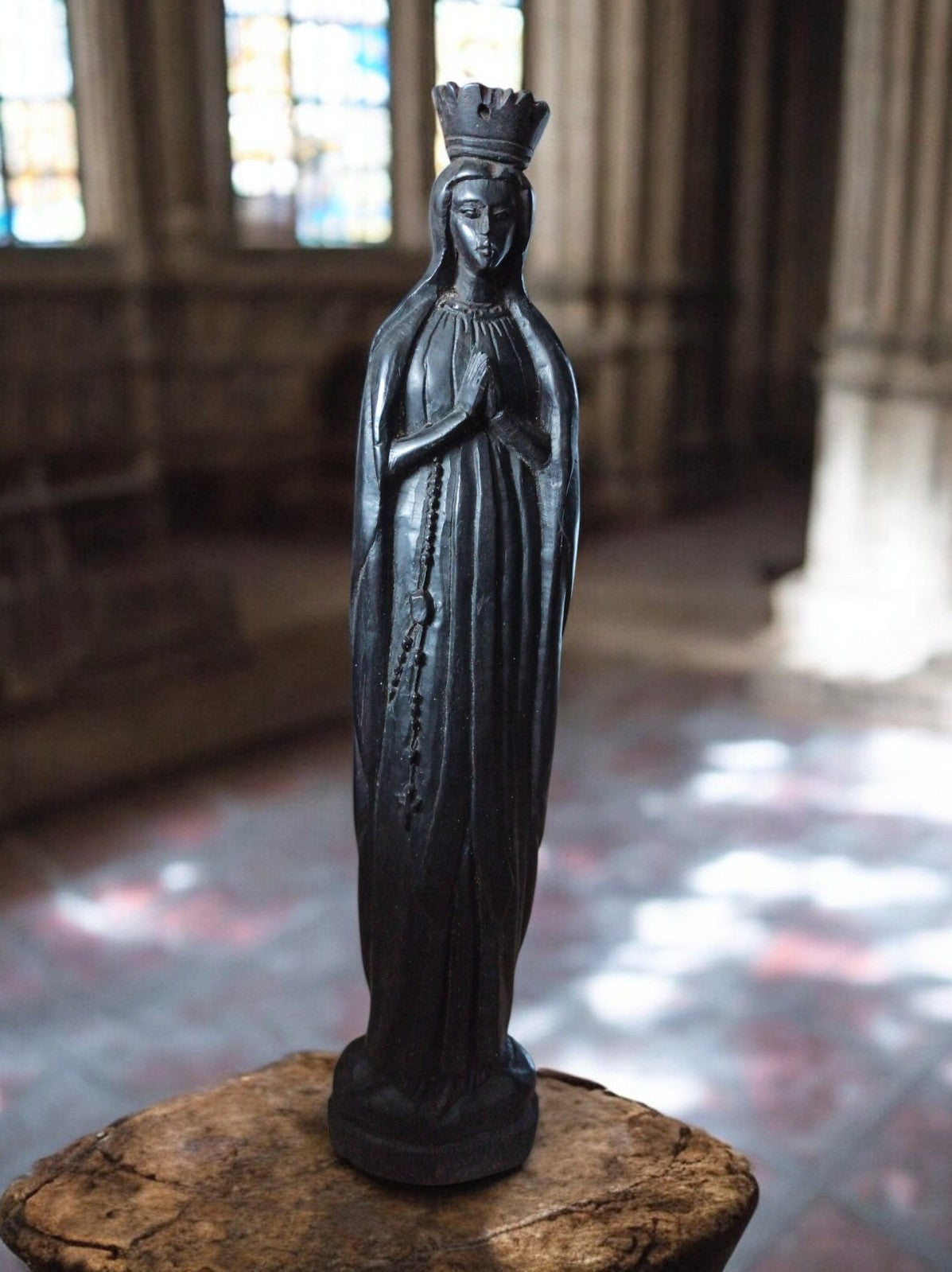 Statue Vierge Marie couronnée bois sculpté XIXe style religieux noir