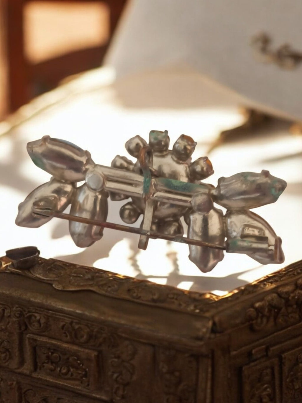 Broche vintage fleur strass bleu gris, bijou fantaisie rétro