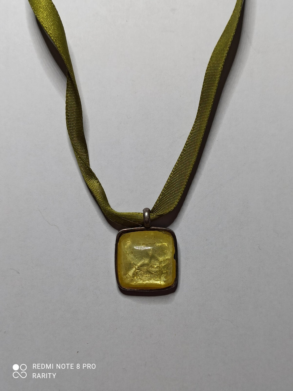 Pendentif carré Murano jaune sur ruban, style vintage élégant, feuilles d’argent