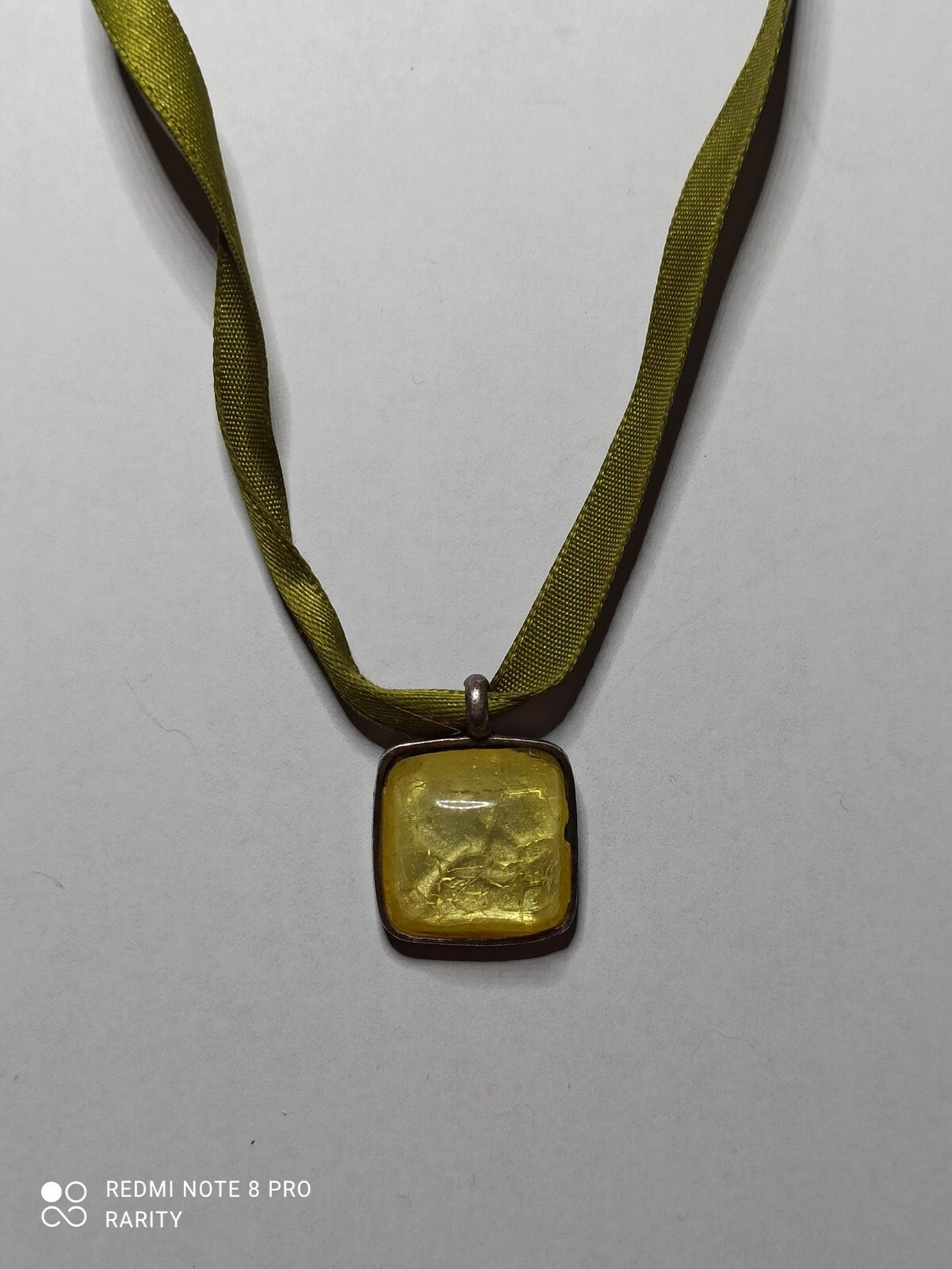 Pendentif carré Murano jaune sur ruban, style vintage élégant, feuilles d’argent