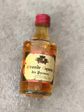 Mini-bouteille Grande Liqueur des Pyrénées, étiquette blason, capsule rouge
