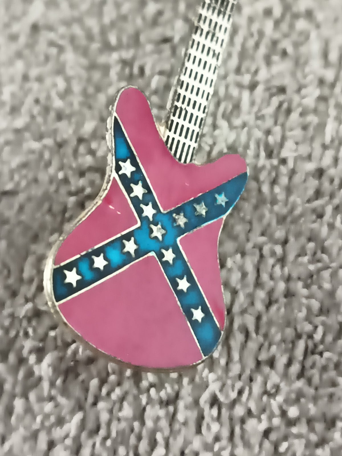 Pin's vintage guitare électrique rose drapeau étoilé émaillé années 80 (Ref 10)