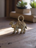 Pendentif chameau vintage métal doré années 50, bijou ancien orientalisme
