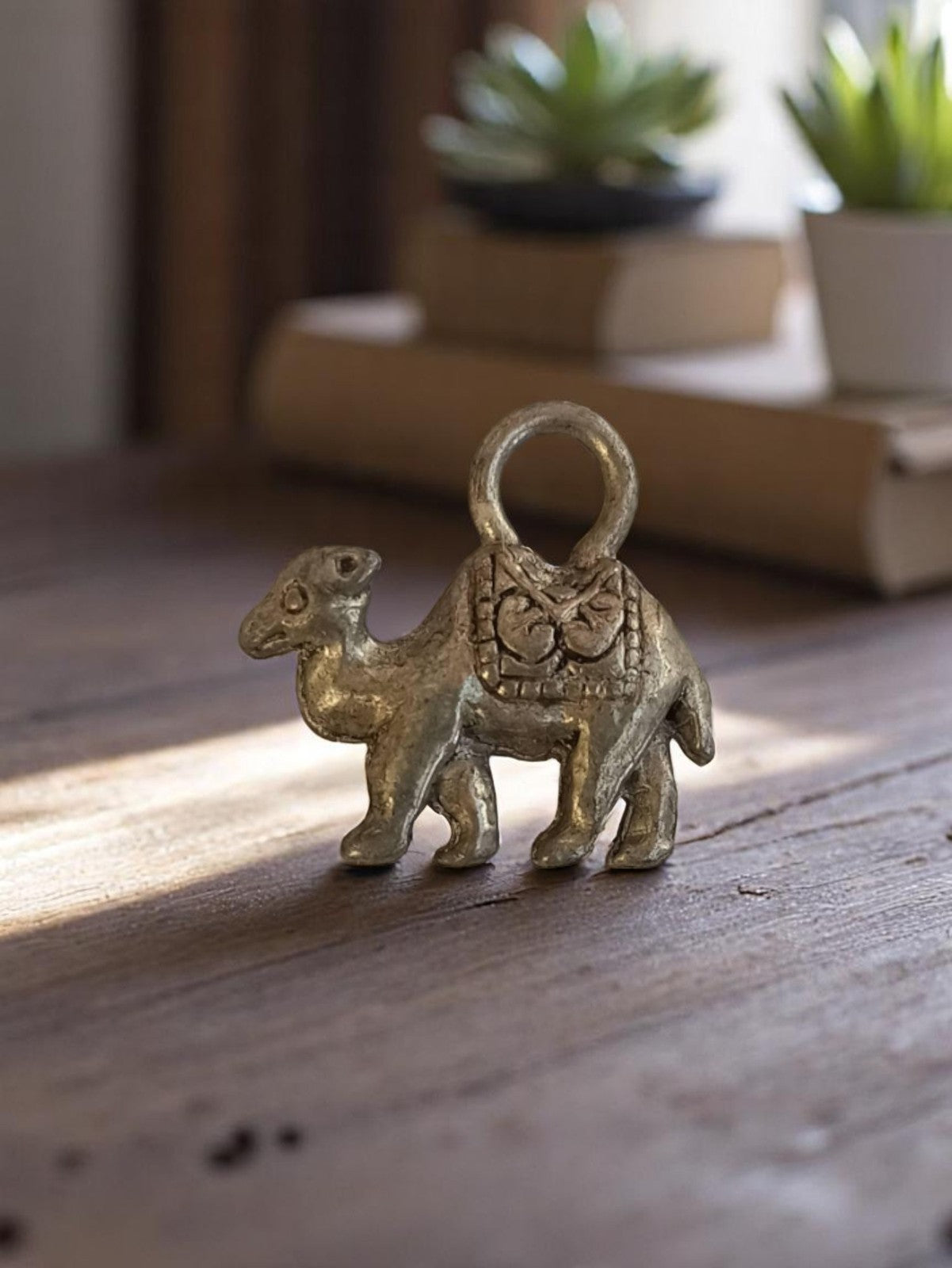 Pendentif chameau vintage métal doré années 50, bijou ancien orientalisme