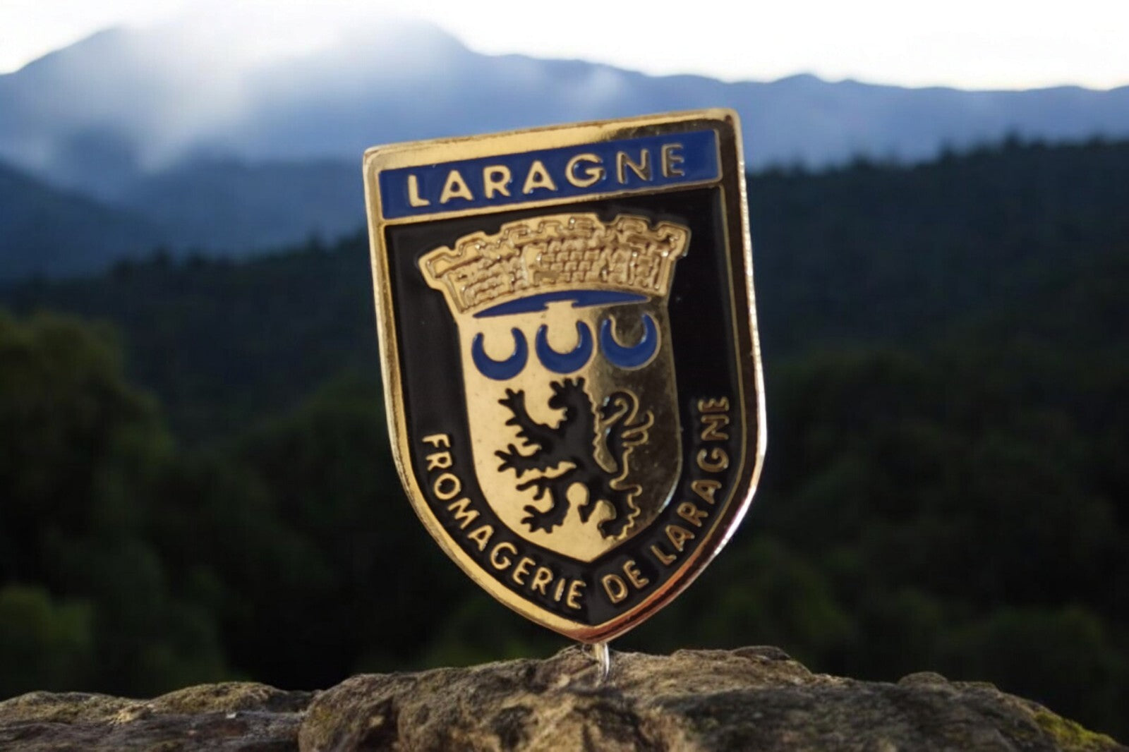 Pin's blason Fromagerie Laragne vintage émaillé écusson rare années 80