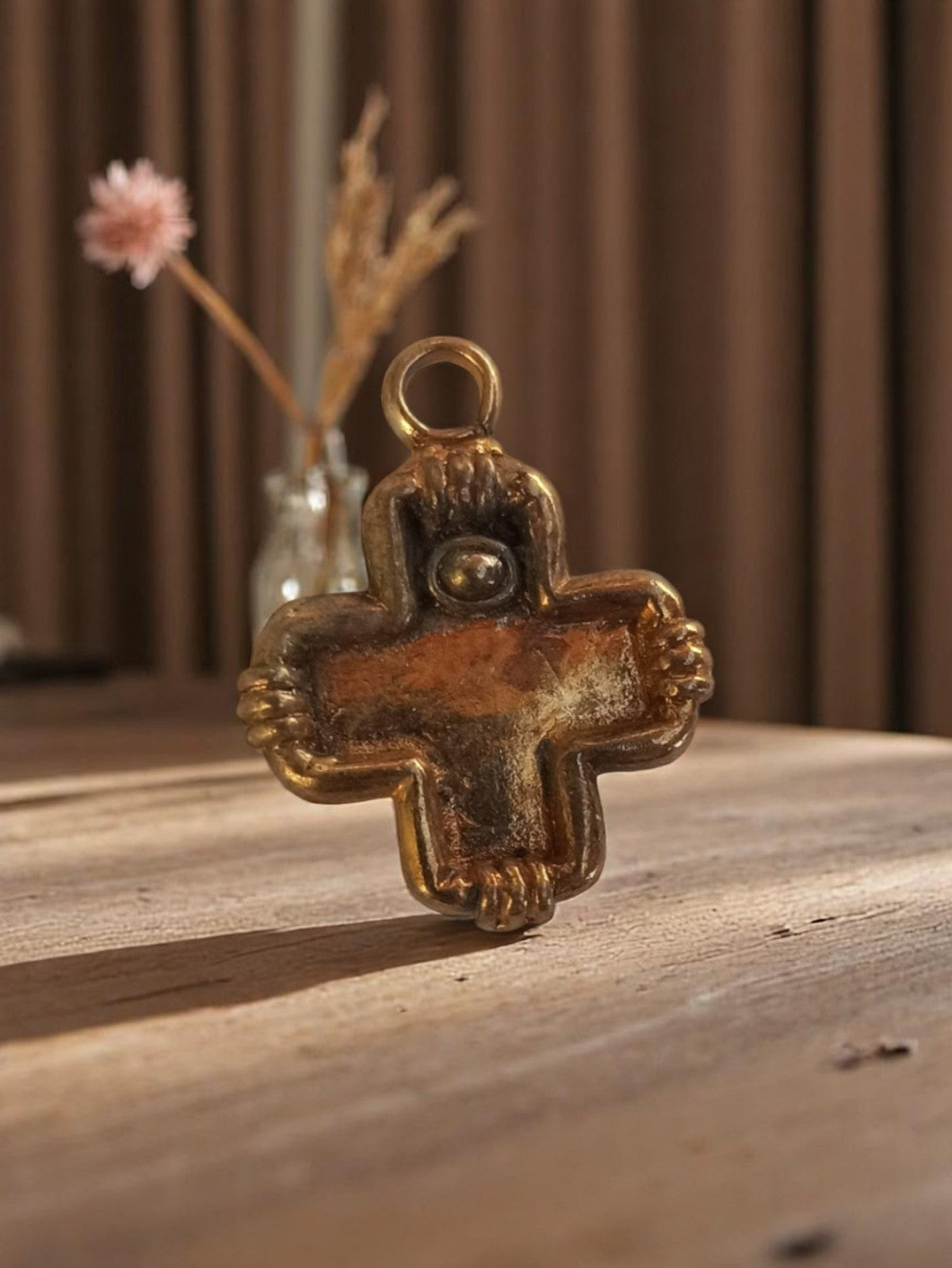 Pendentif croix vintage métal doré années 50 main artisanale rétro bijoux