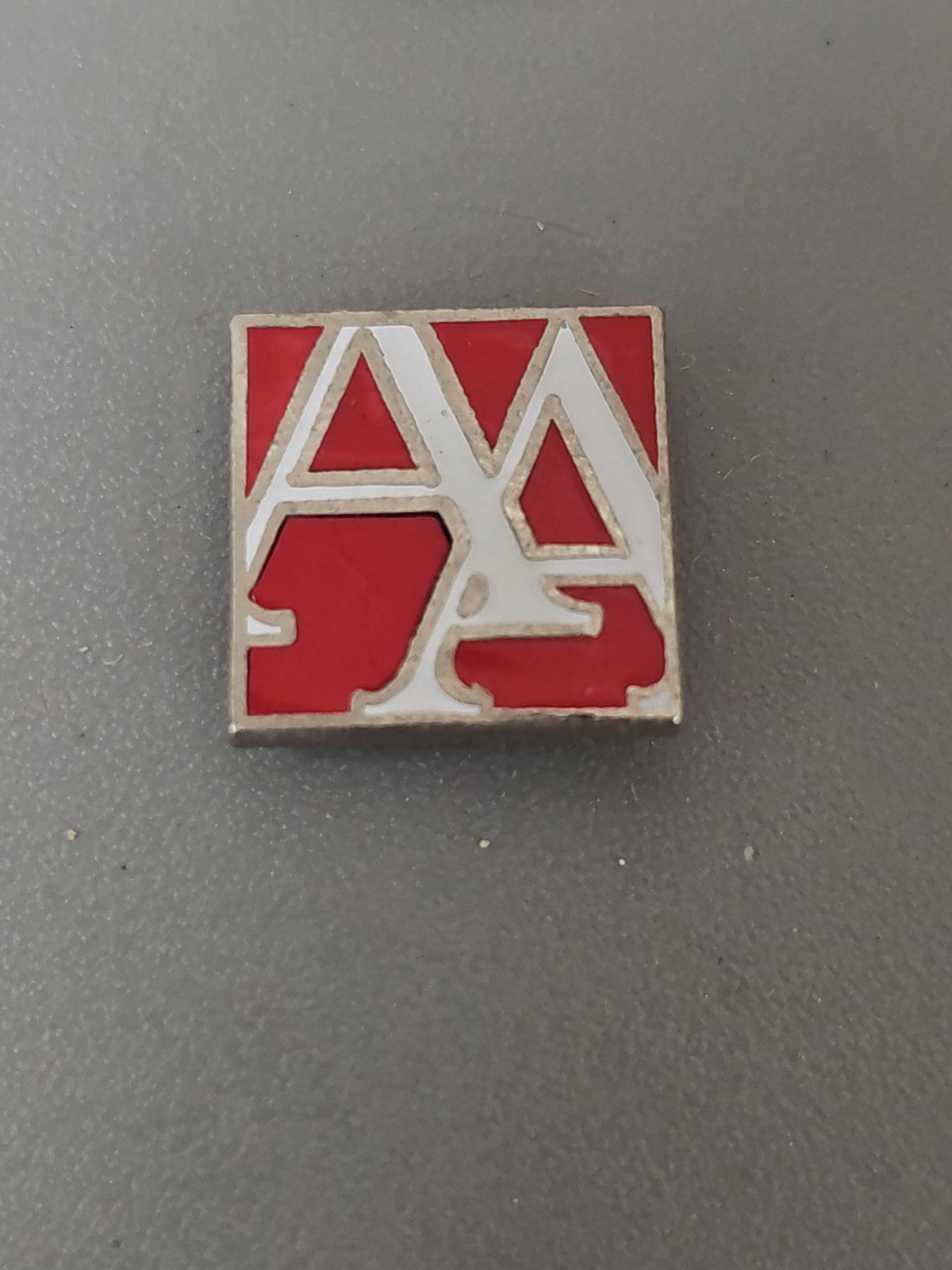 Pin's vintage AXA ancien badge rétro assurance collection objet publicitaire