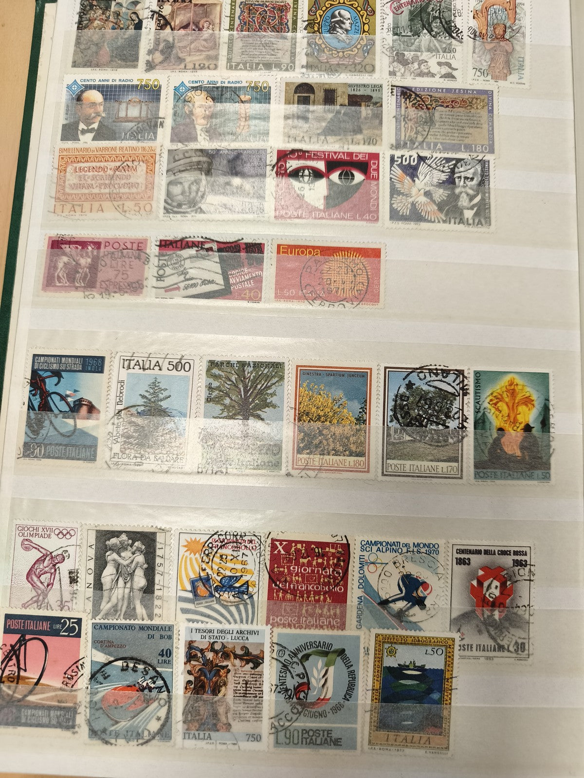 Lot timbres Italie oblitérés, thèmes variés, couleurs multiples, support non inc