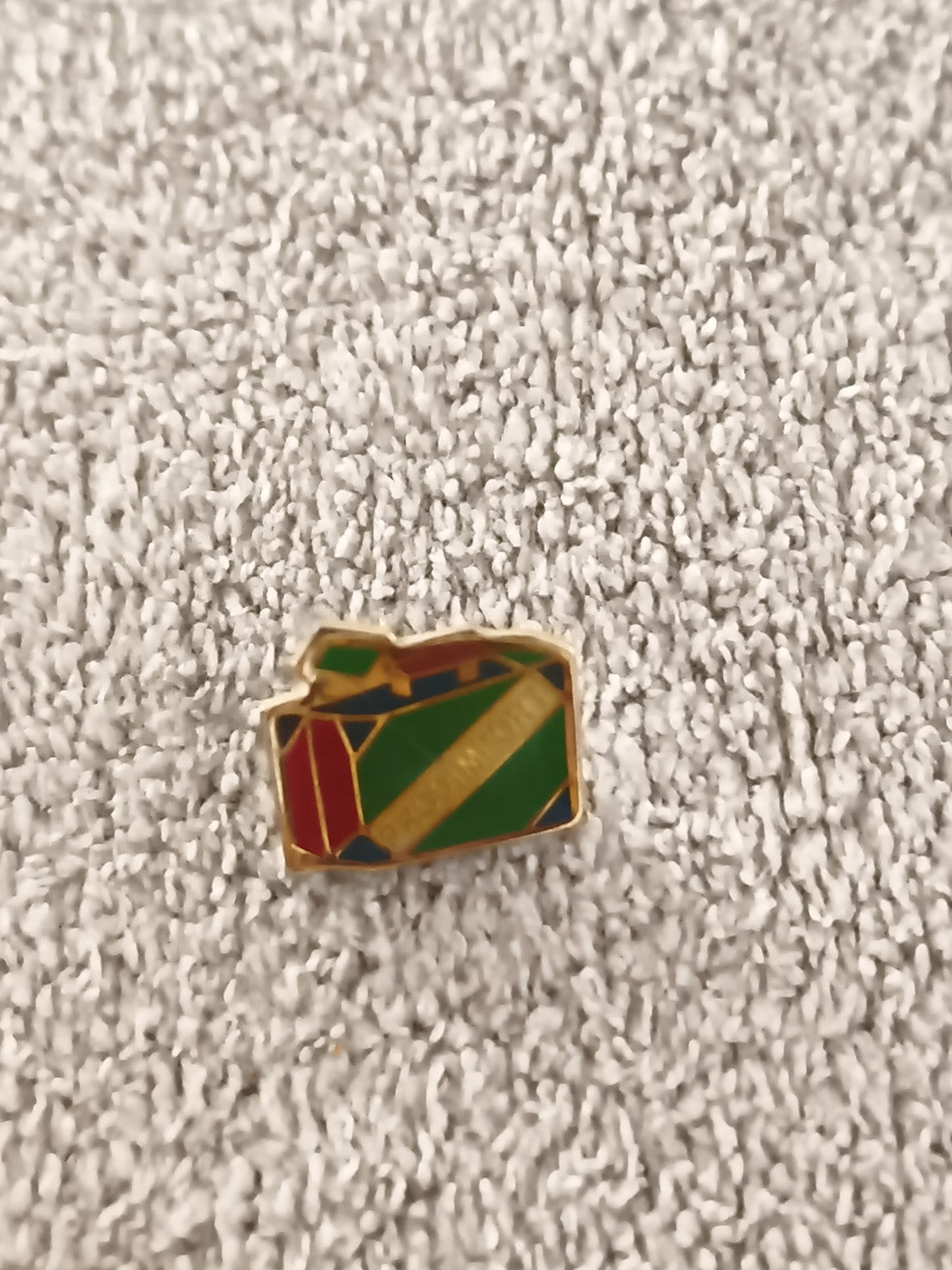 Pin's vintage appareil photo émaillé vert rouge doré, accessoire rétro (Ref 4)