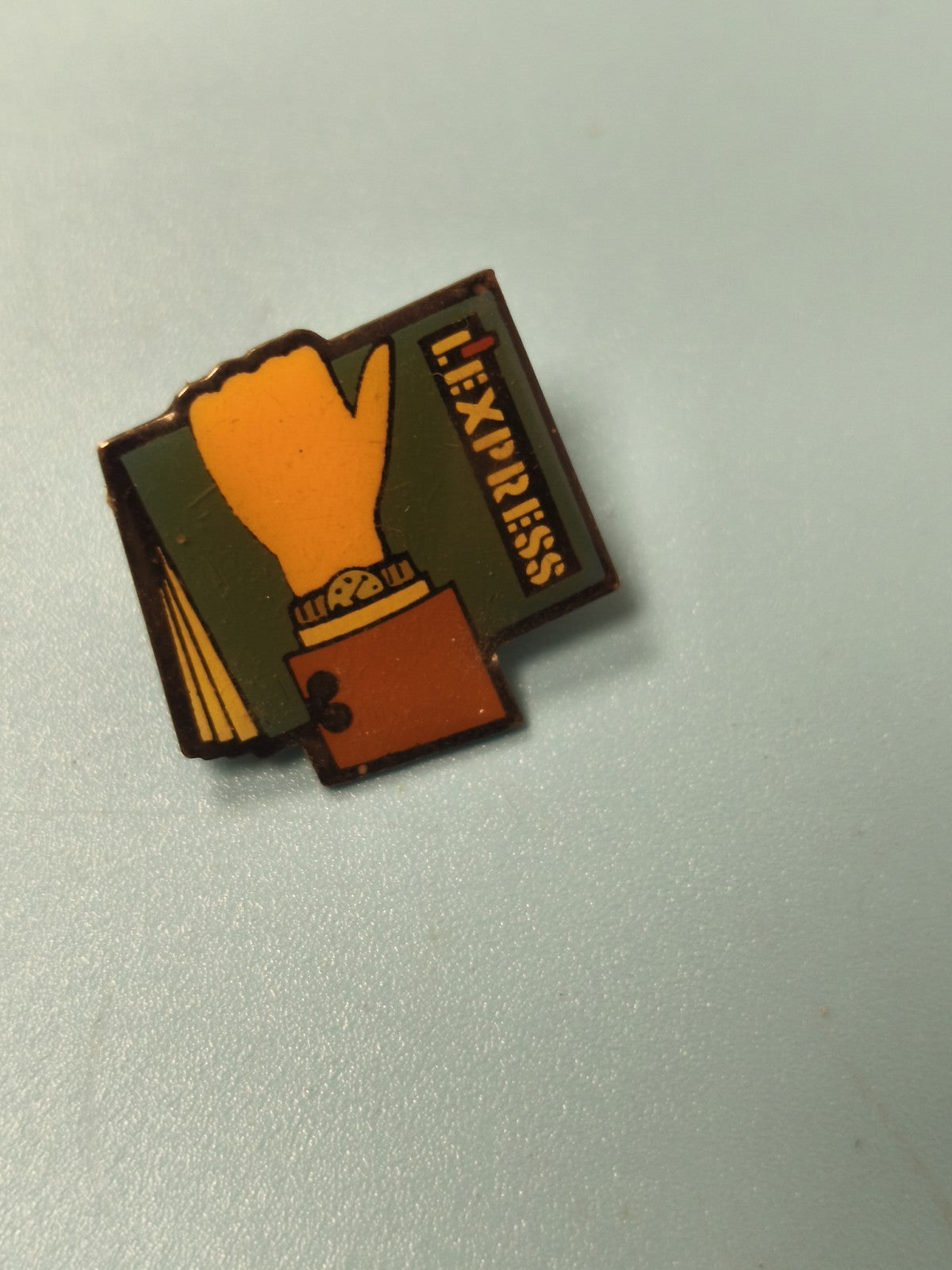Pin's vintage L'Express main jaune journal presse ancienne collection (Ref 17)