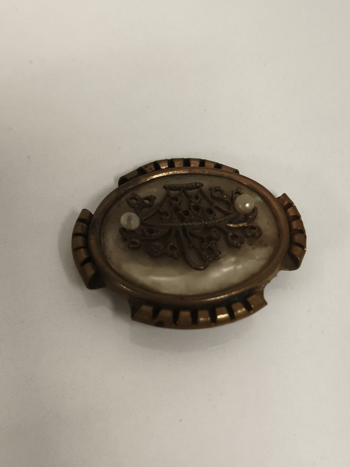 Broche ancienne ovale décor ajouré, aspect doré et perles, style XIXe