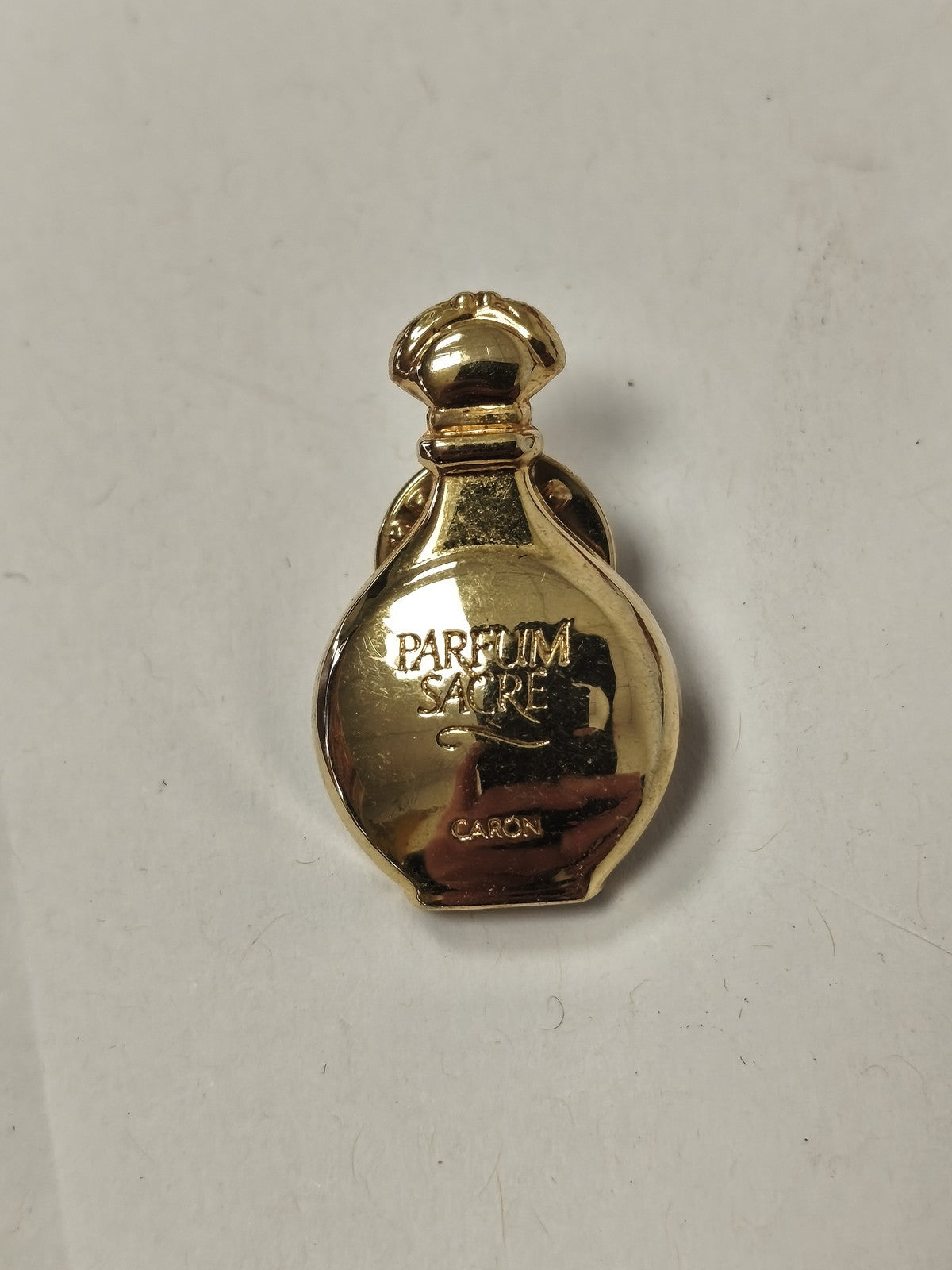 Pin's ancien Caron vintage, badge rétro collection parfum, objet publicitaire ra