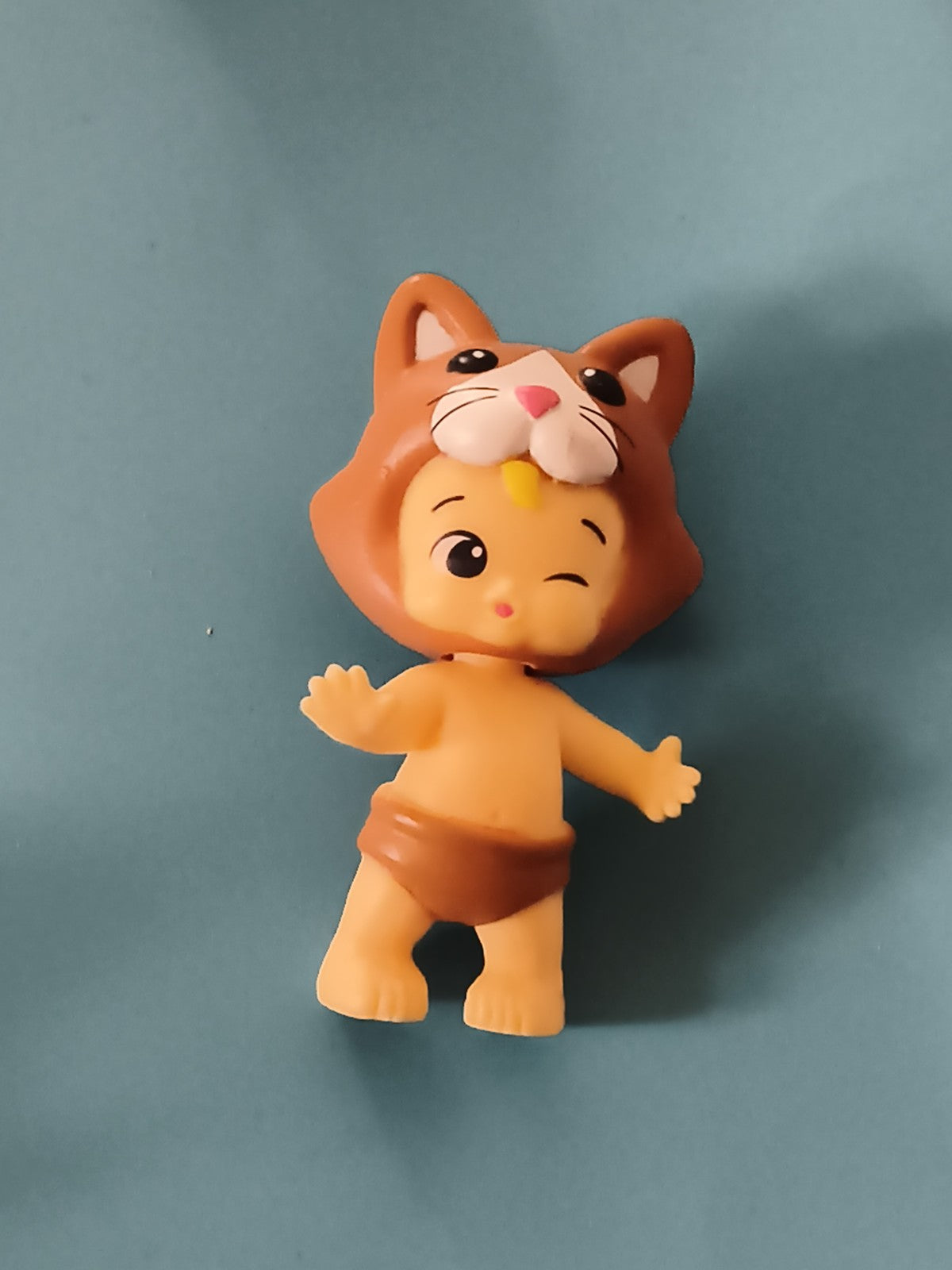 Figurine Twozies bébé animal chapeau chat marron jouet décor enfant