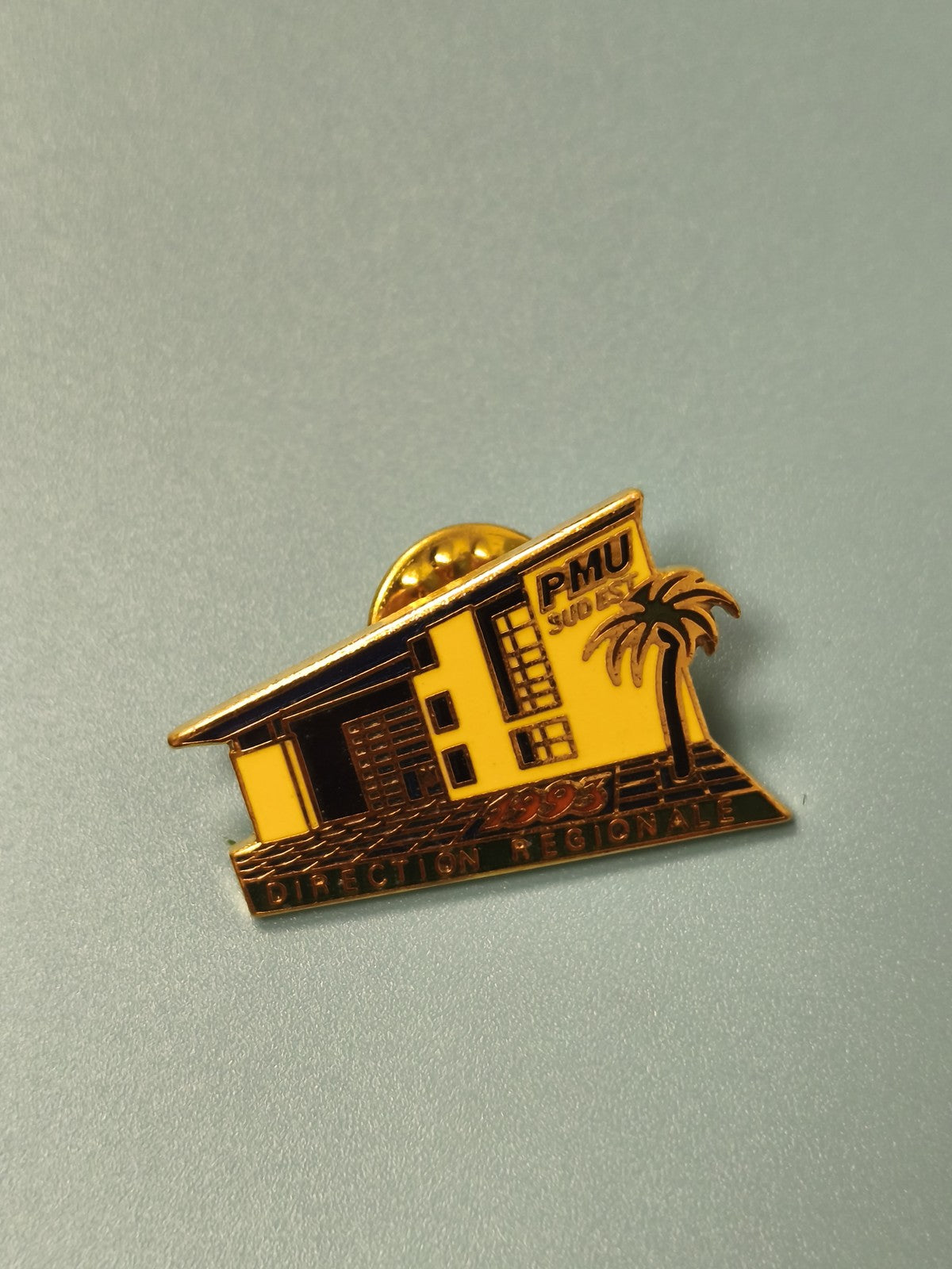 Vintage pin's PMU Direction Régionale 1993 bâtiment palmier jaune collection