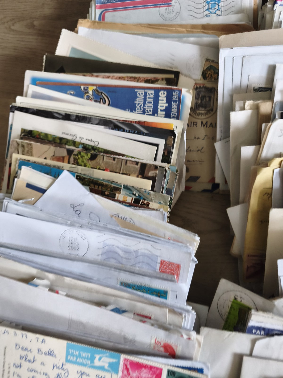 Enorme lot enveloppes et cartes à trier philatélie divers formats et couleurs