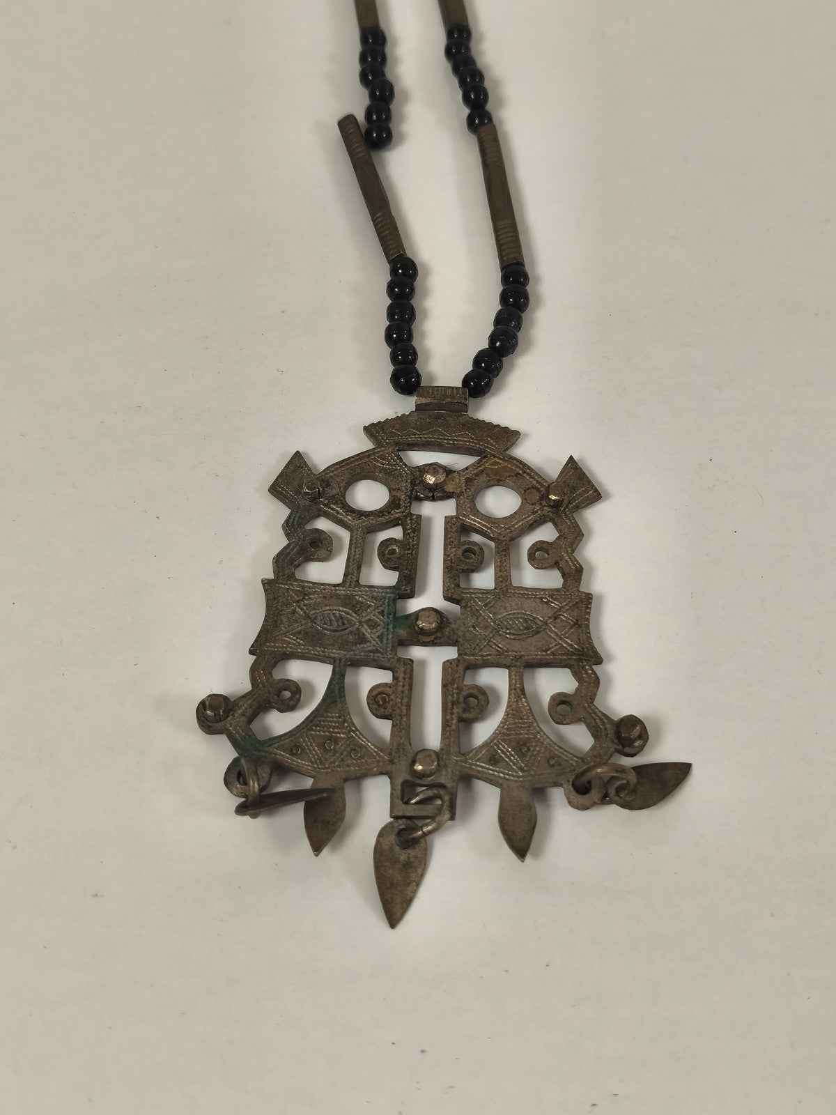 Collier vintage ancien touareg pendentif gravé ethnique perles noires Afrique