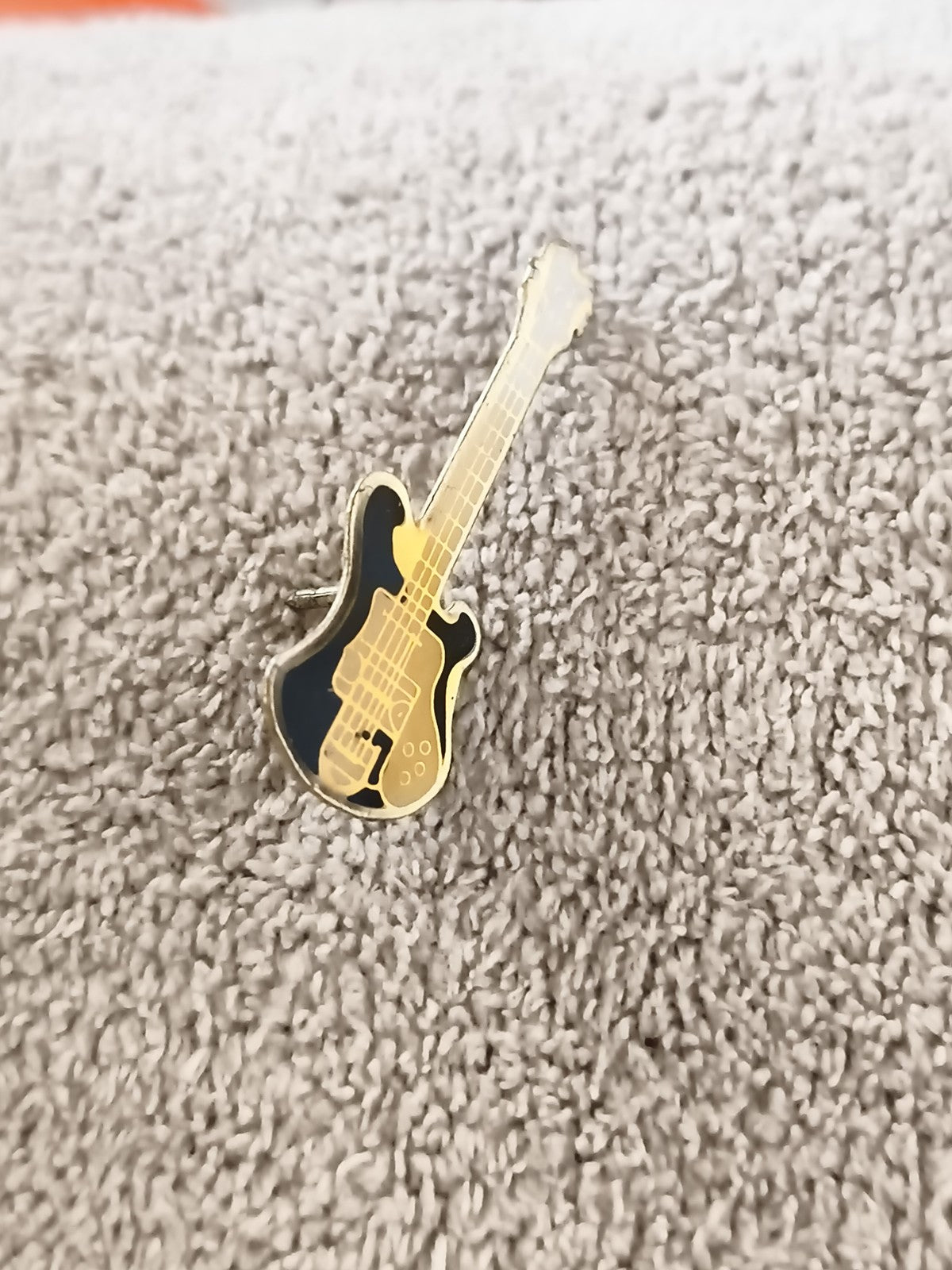 Pin's vintage guitare électrique noire dorée, badge musique années 80/90 (Ref 4)