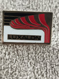 Pin's vintage Luxalon émaillé logo rouge noir blanc ancien badge publicitaire (R