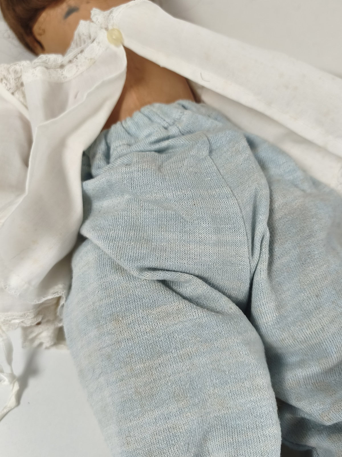 Poupée ancienne yeux dormeurs, tenue coton dentelle et chaussons tricot