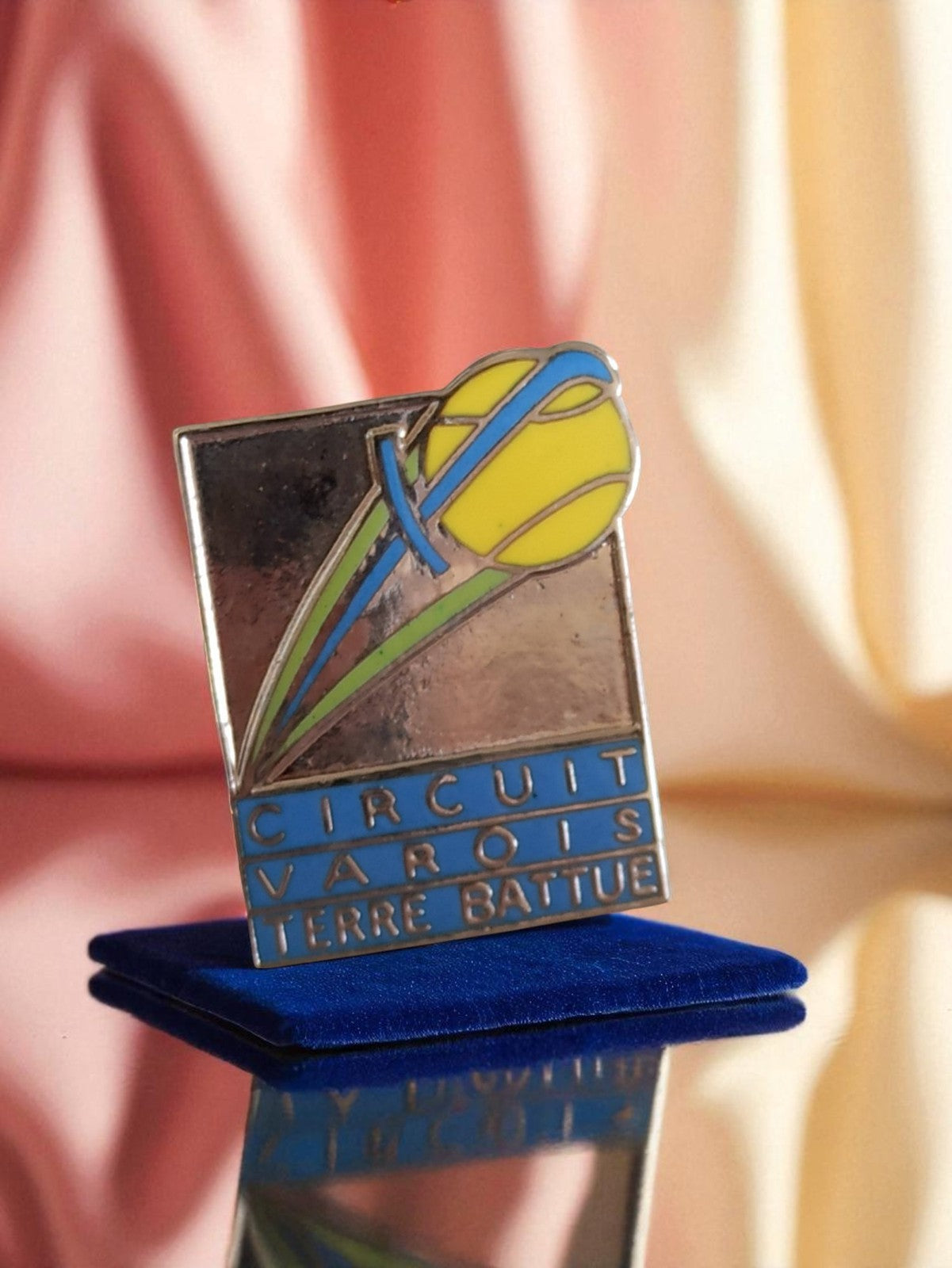 Pin's Circuit Varois tennis vintage émaillé édition limitée publicitaire