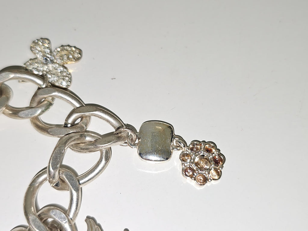 Bracelet large en acier signé Monet, bijou élégant de la marque Monet