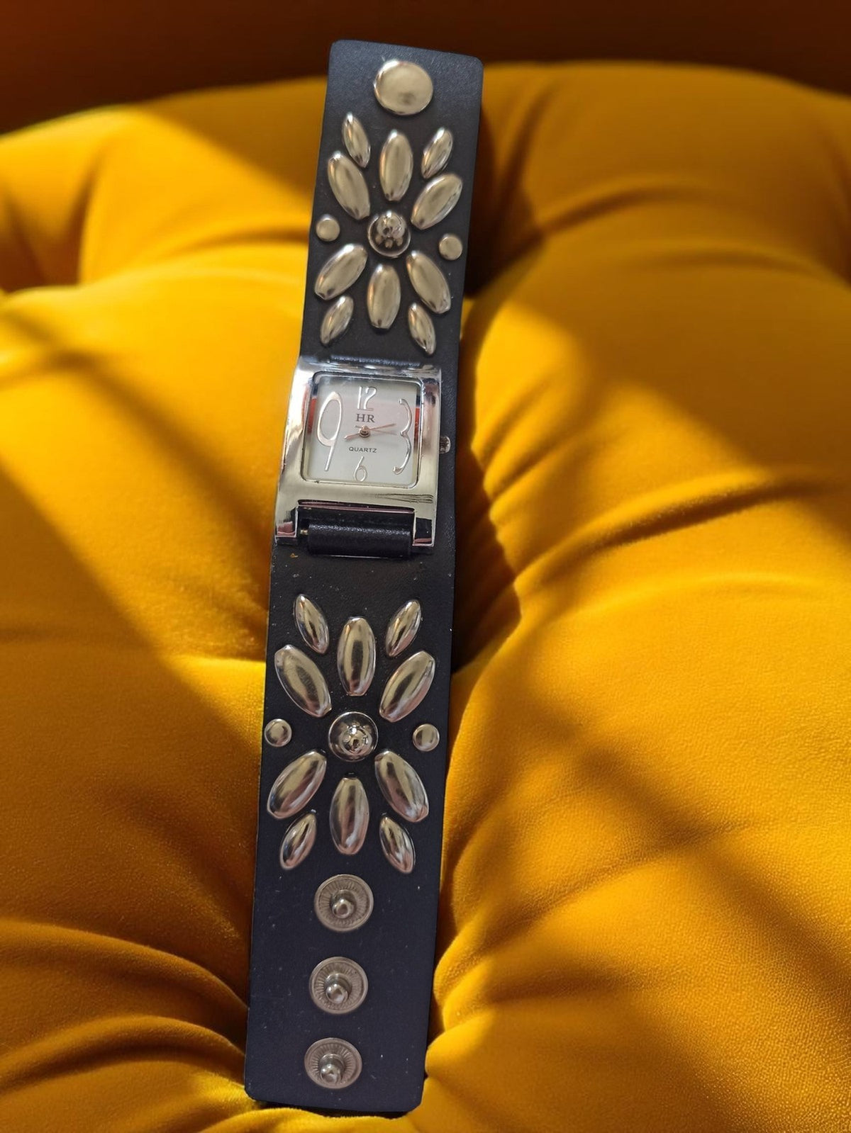 Montre femme vintage Fent cadran carré, bracelet noir décor rivets métal