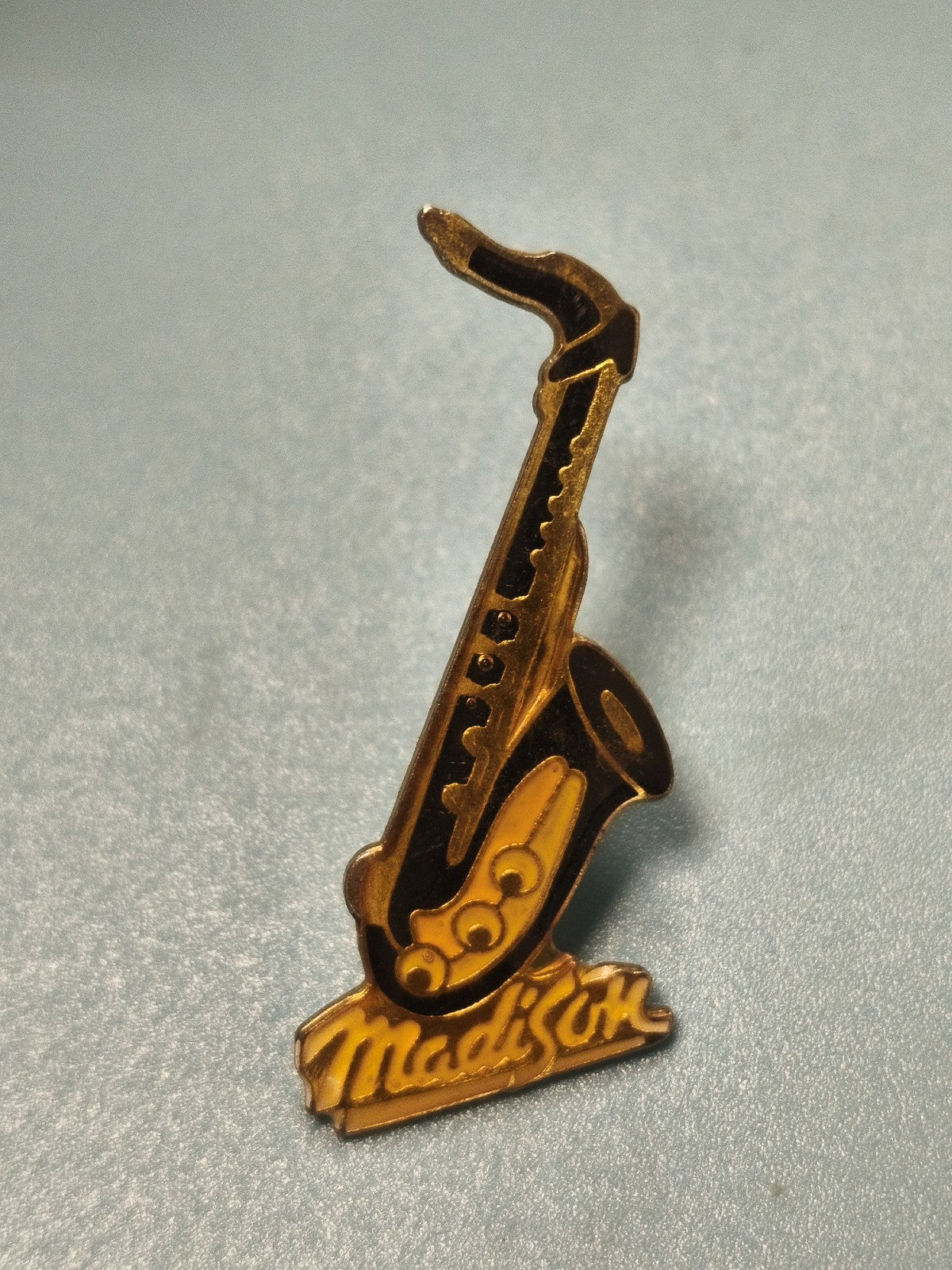 Vintage pin's saxophone Madison émaillé collection musique rétro (Ref 4)