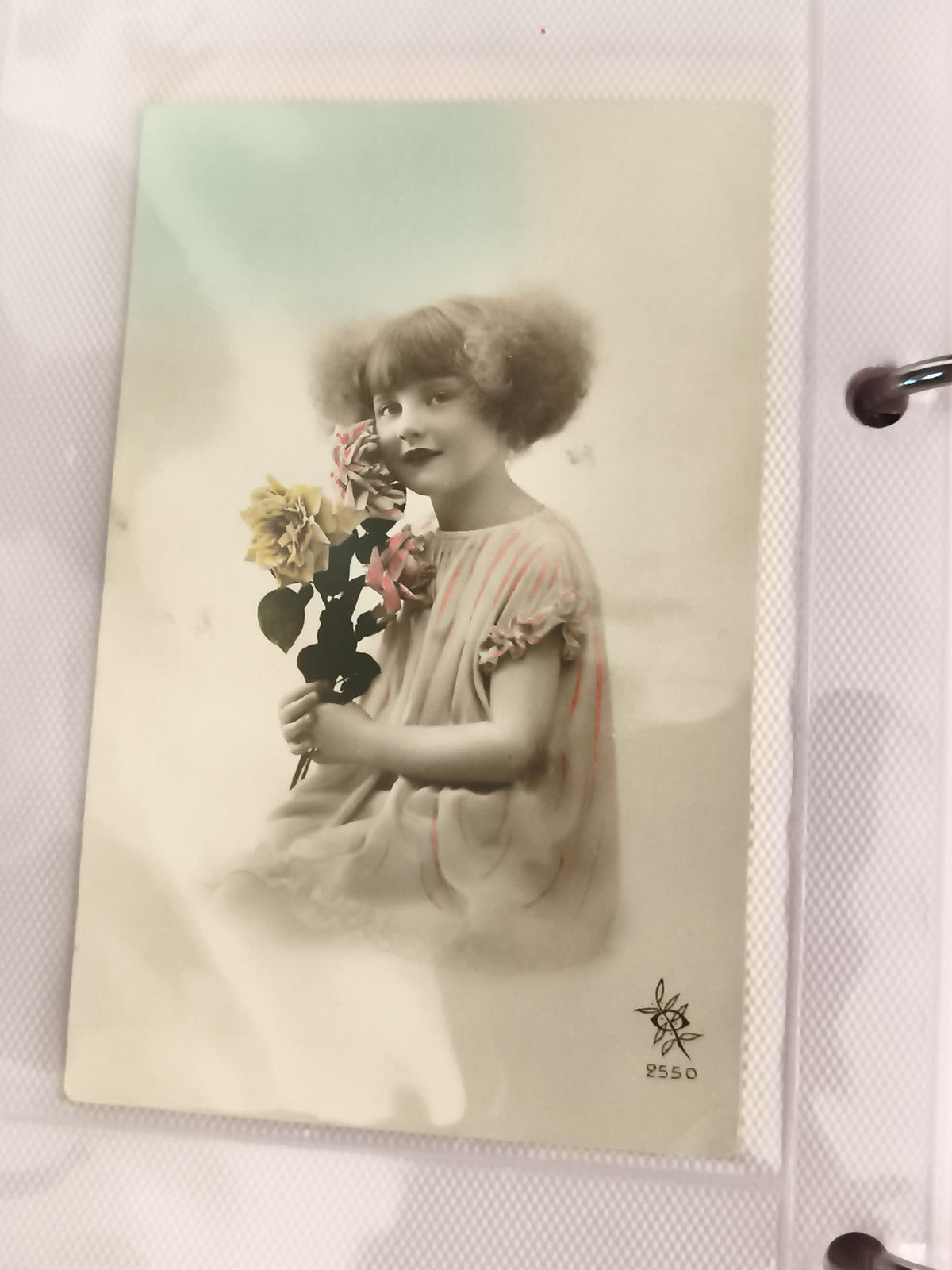 Carte postale ancienne fillette fleurs photo colorisée vintage CPA