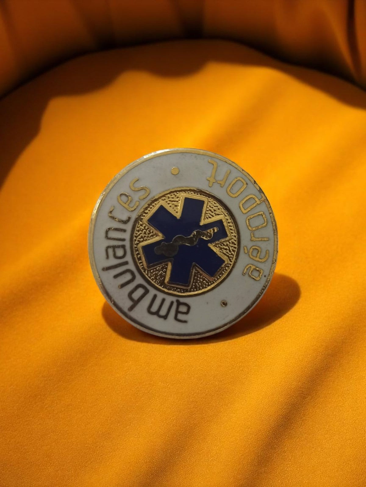 Pin's ambulances aérodot vintage, émail blanc bleu, badge médical ancien